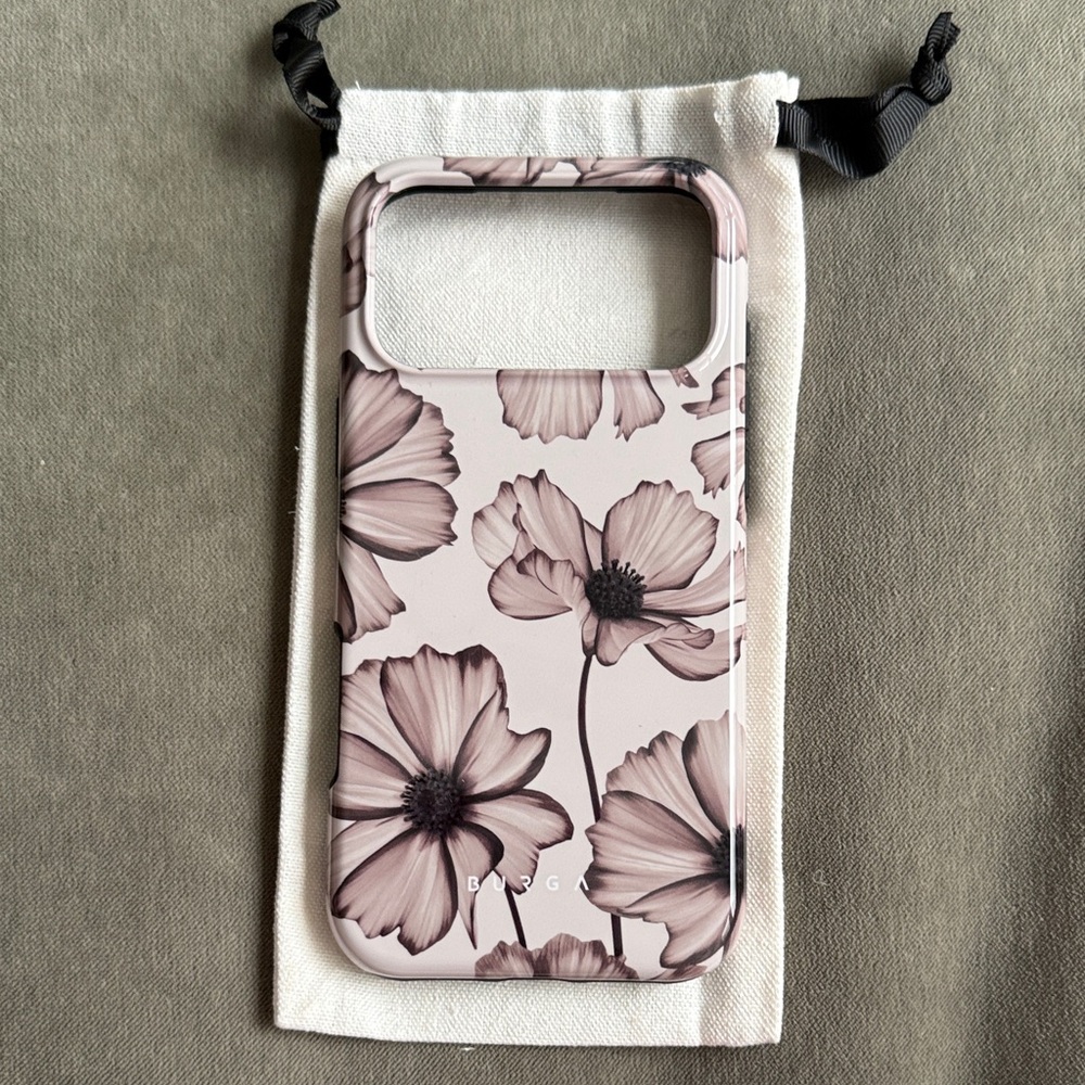 Elegant Floral Phone Case - Black and Cream - iPhone 17 pro max